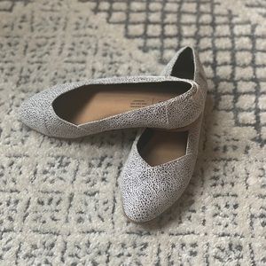 TOMS spotted flat